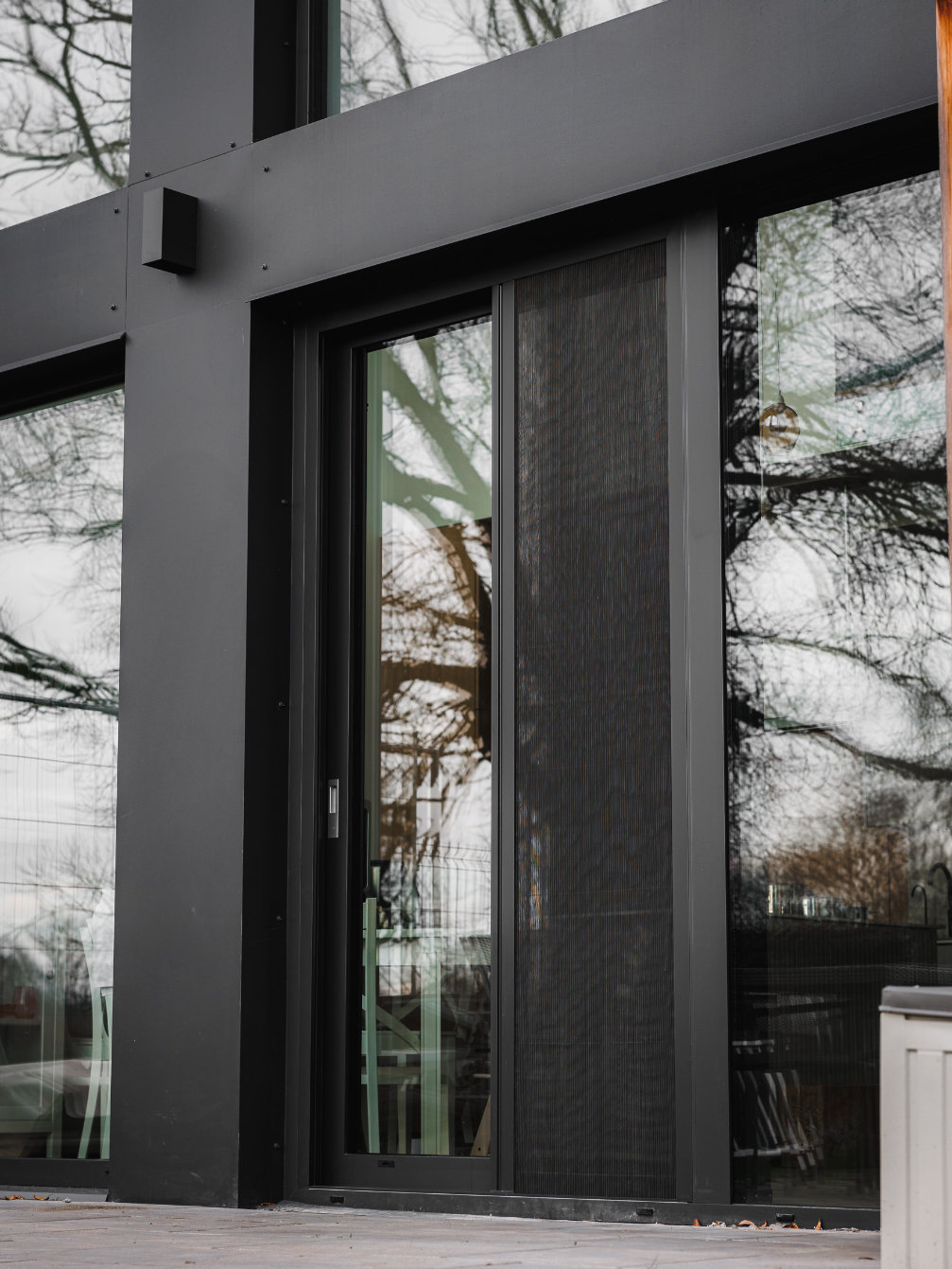 moskitiera plisowana na drzwi tarasowe czarna aluminiowa rama