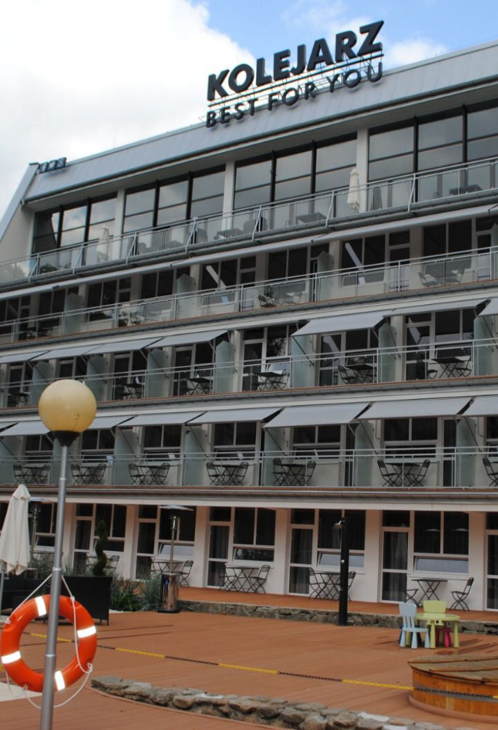 Budynek hotelowy z balkonami i meblami na tarasie